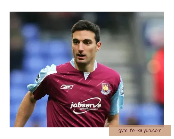 斯卡洛尼与球员关系日渐密切，团队氛围得到显著提升。