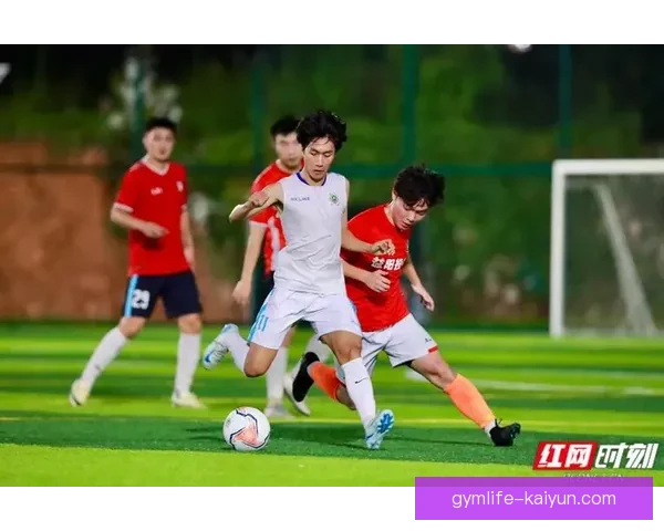 赛场精彩瞬间展示了足球赛事中的激动人心表现与技术细腻之处